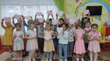Изготовление подарков для любимых мам ко Дню Матери в подготовительной к школе группе №13 Изготовление подарков для любимых мам ко Дню Матери в подготовительной к школе группе №13.