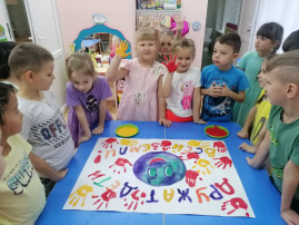 Коллективная работа «Дружат дети всей земли!» в группе №10 Коллективная работа «Дружат дети всей земли!» в группе №10.